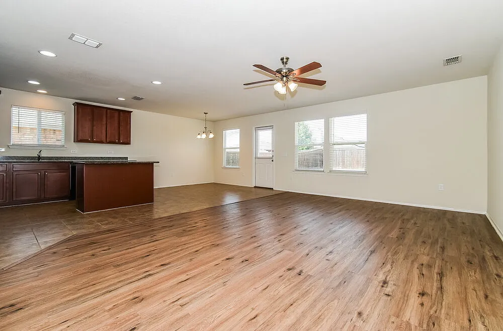 3 bed, 2.0 bath, 1624 sqft, $2,095 — Photo 4