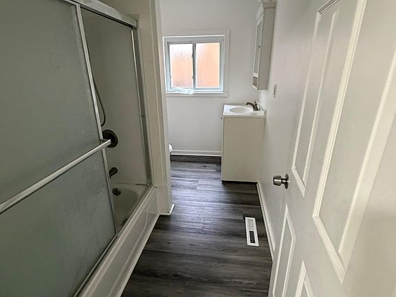 5th image of 753 Chislett St Floor 2