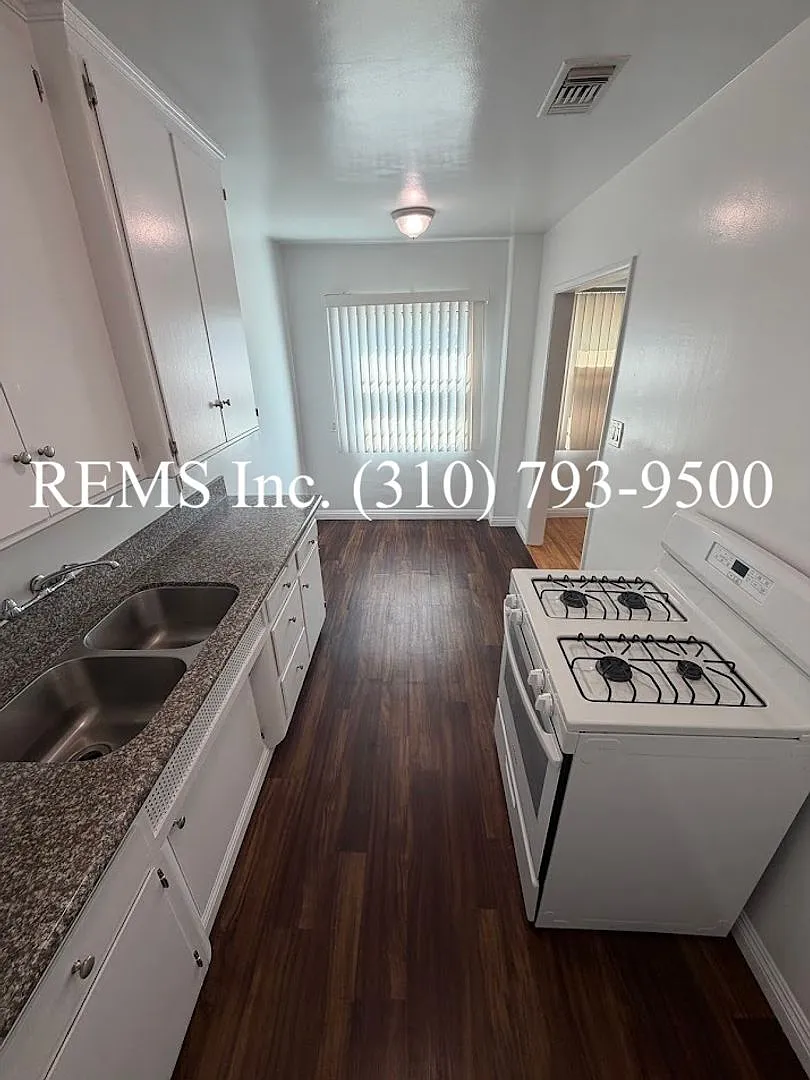 Remodeled Upstairs Apartment with A/C & Garage Parking — Photo 1