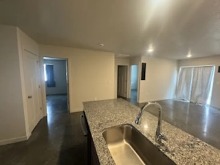 670 Tinley St — Photo 12