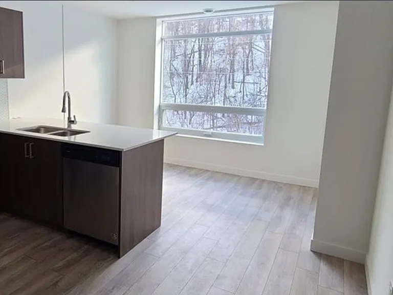 467 Charlton Ave E #402 — Photo 2