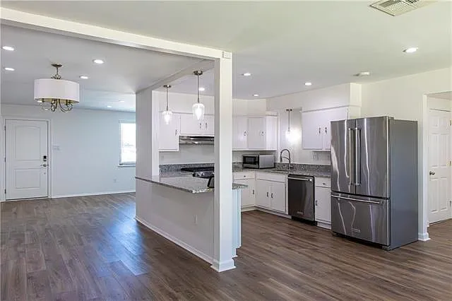 3 bed, 2.0 bath, 1900 sqft, $2,250 — Photo 3