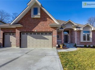 10416 NW River Hills Dr, Parkville, MO 64152
