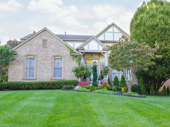 5743 Timberridge Dr, West Bloomfield, MI 48324