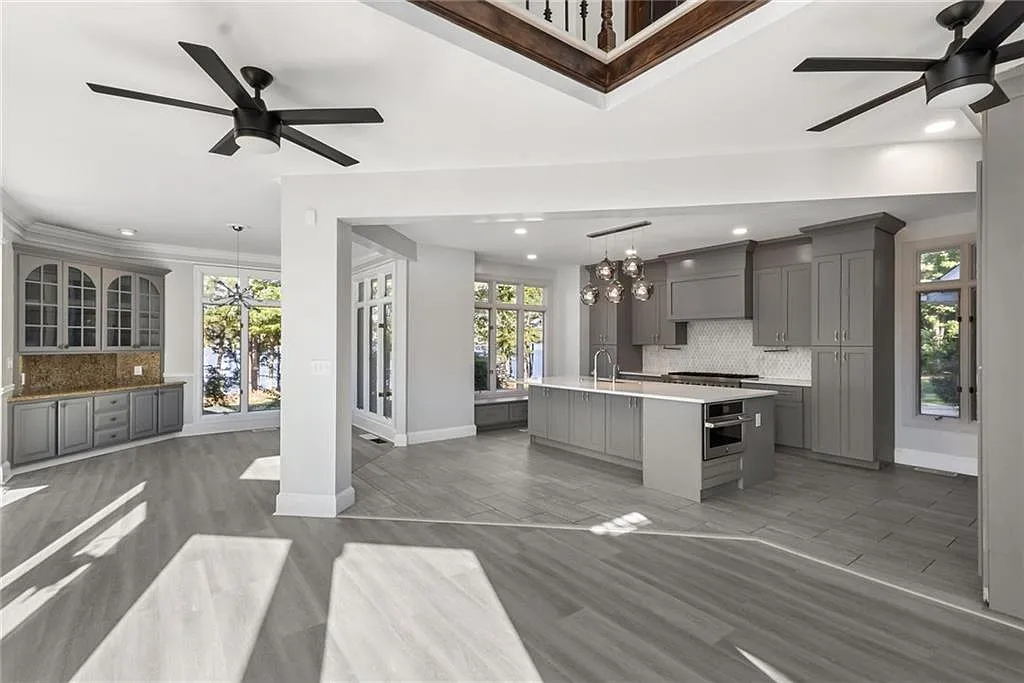5 bed, 6.0 bath, 5602 sqft, $10,000 — Photo 4