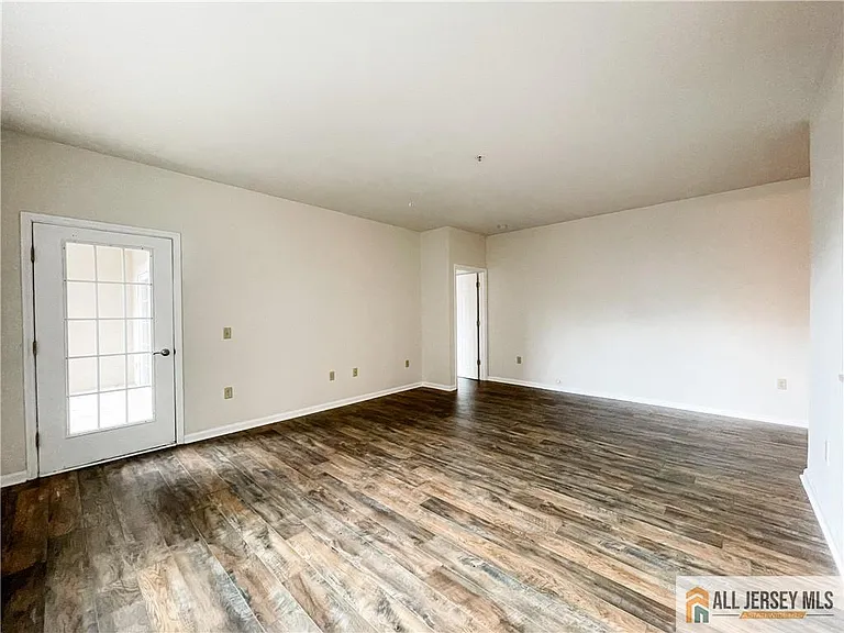 105 Regency Pl — Photo 13
