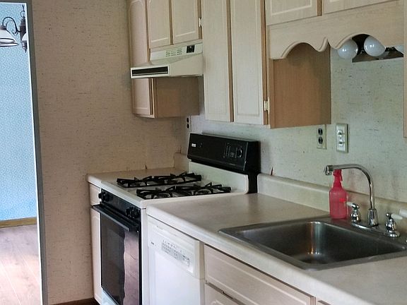 4th image of 218 Berkley Dr