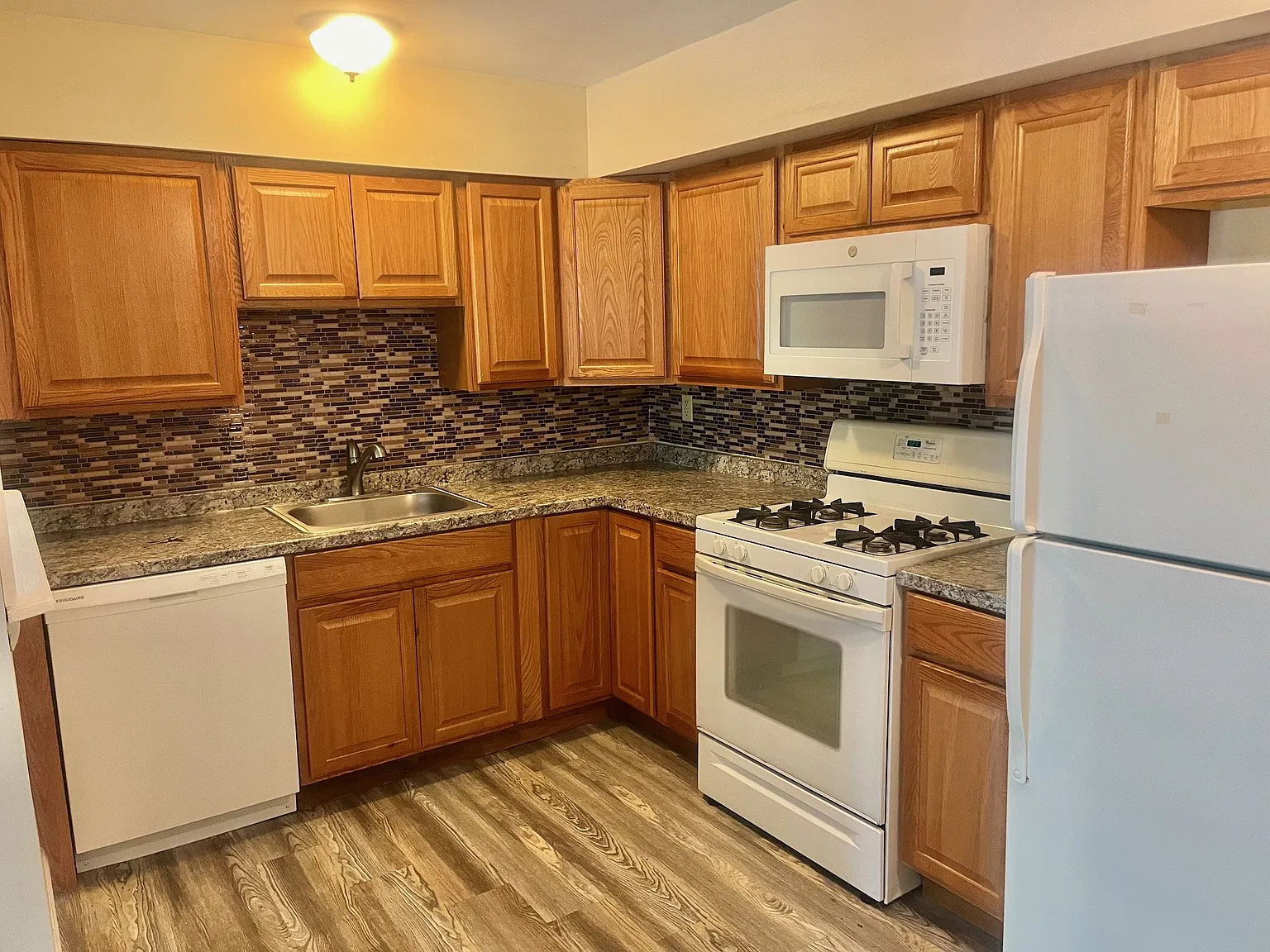2 bed, 752 sqft, $1,600 — Photo 4