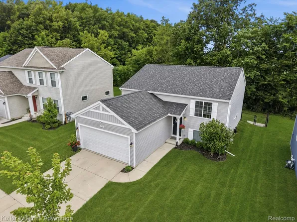 2757 Sycamore River Dr, Fowlerville, MI 48836