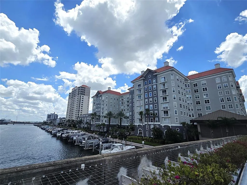 3 bed, 2.0 bath, 1312 sqft, $3,350 — Photo 2