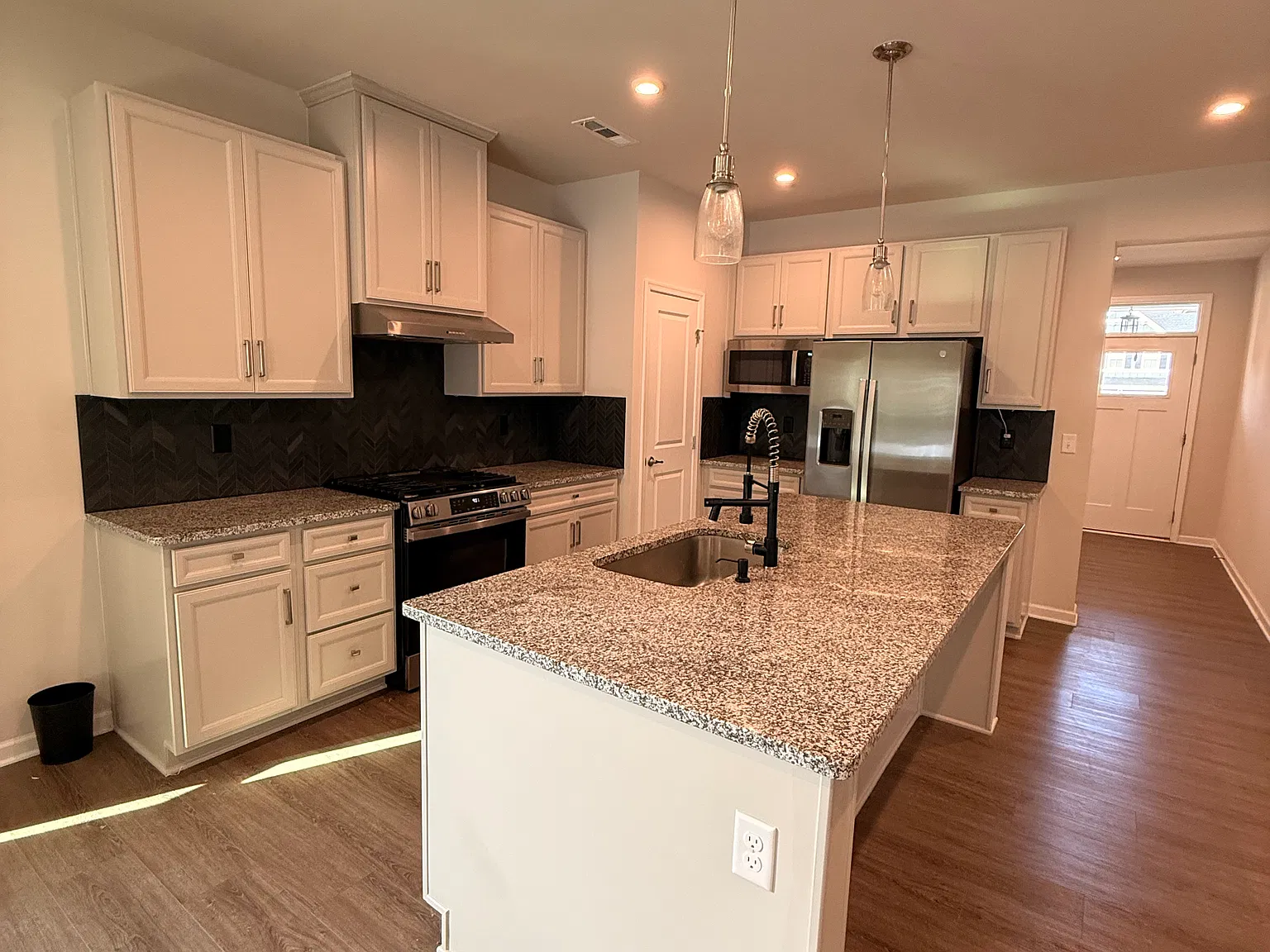 3 bed, 2.5 bath, 2108 sqft, $2,995 — Photo 4