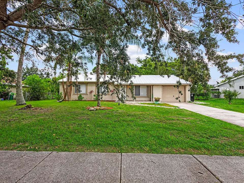 766 SW Belmont Cir