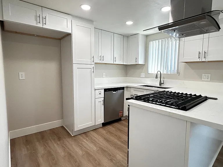 Upstairs 2 Bed 1 Bath in La Habra, Fully Renovated! 1 Car Garage Included! — Photo 4