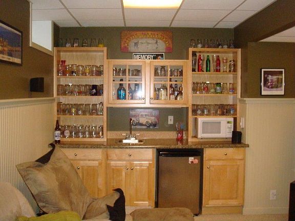 Finished basement with wet bar