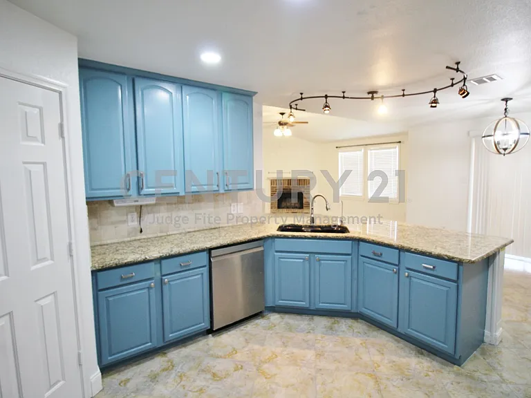 928 Oakcrest Dr — Photo 8