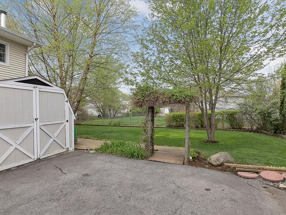 4th image of 60 Vincent Dr