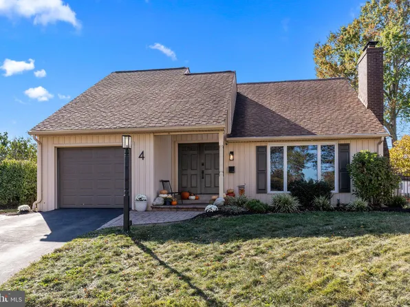 4 Carousel Dr, Telford, PA 18969