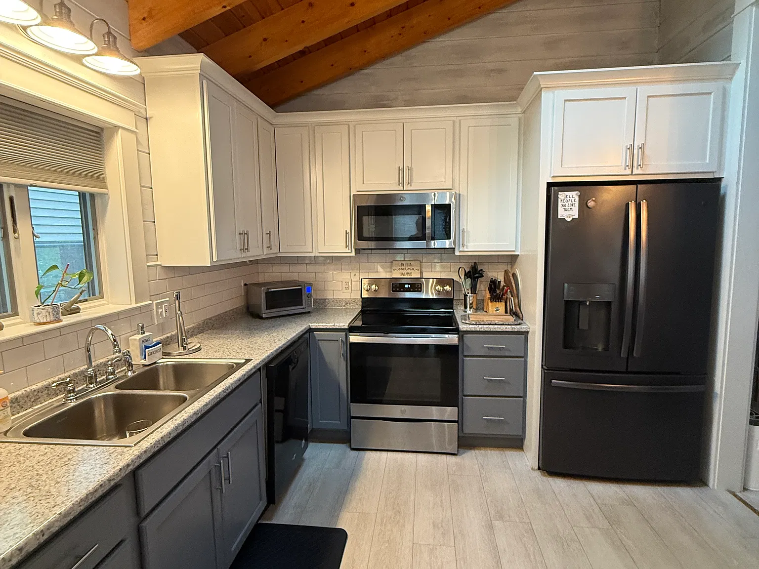 3 bed, 2100 sqft, $2,600 — Photo 2