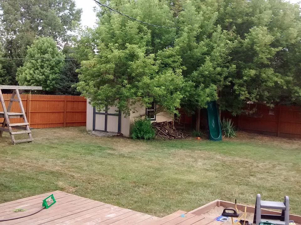 1/3 ac. yard with fence