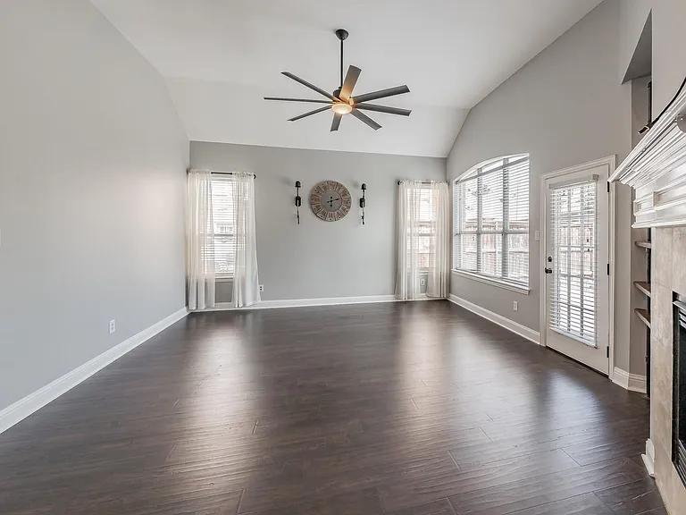 4548 Shamrock Dr — Photo 5