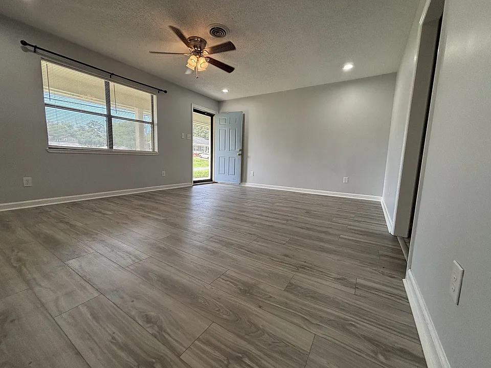 2403 Rodney Dr SE