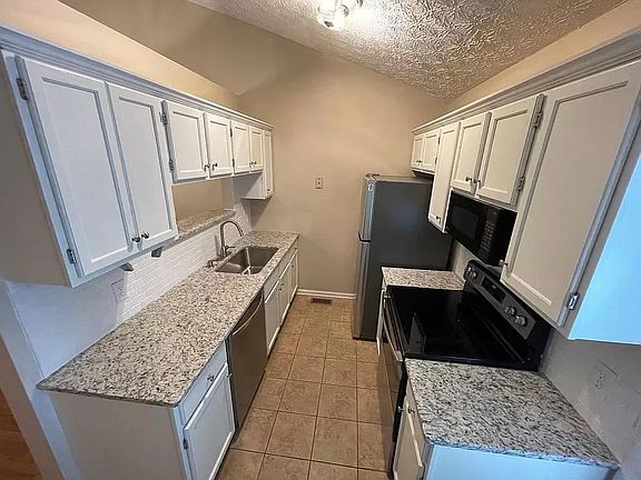 3rd image of 608 Shadywood Ln