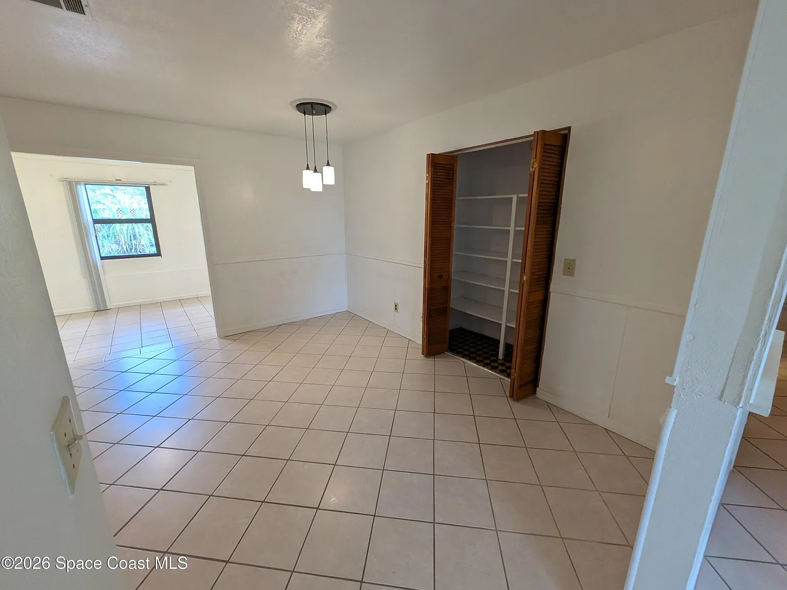 3 bed, 2.0 bath, 1400 sqft, $2,000 — Photo 4