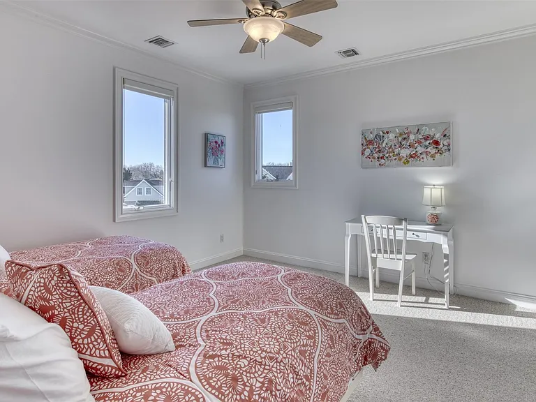 300 Latham Ln — Photo 12