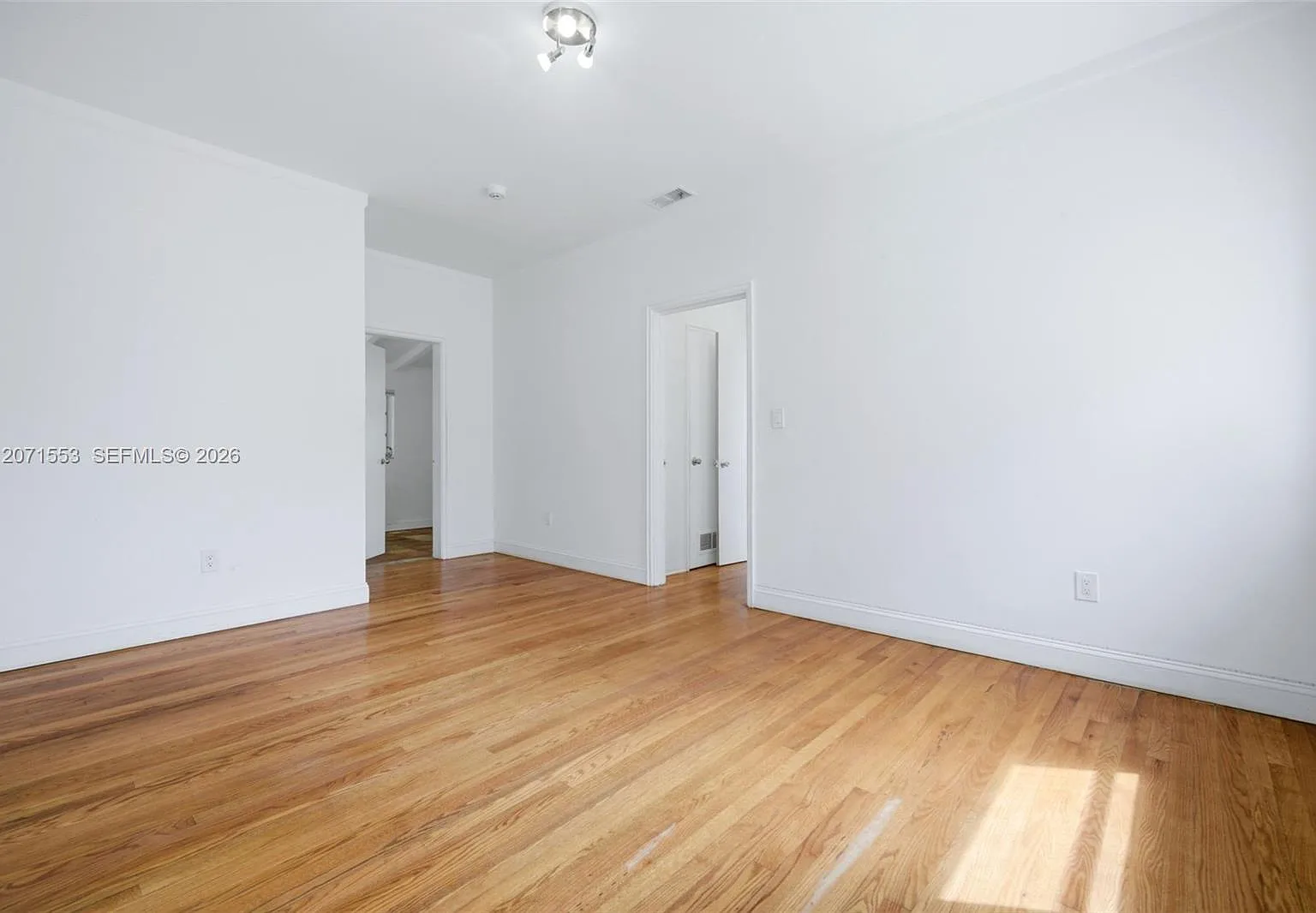 4 bed, 3539 sqft, $14,500 — Photo 4