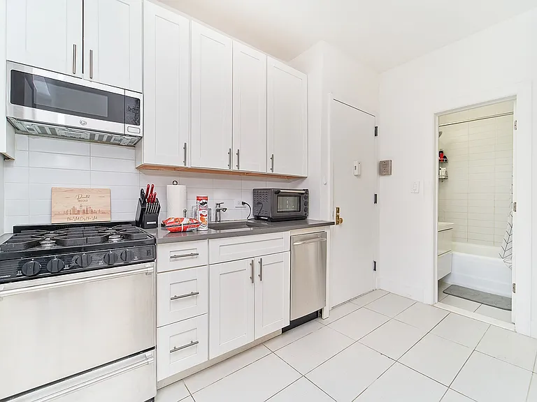 236 E 33rd St #4D — Photo 4