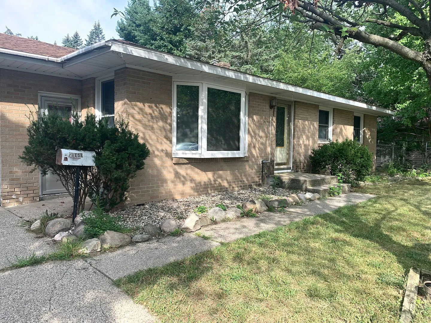 Kentwood schools! Three-bedroom brick ranch with beautiful fenced backyard. — Photo 1