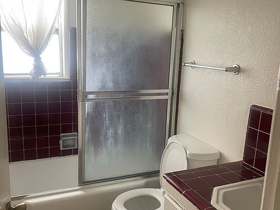 5th image of 15509-15513 Victory Blvd #13A