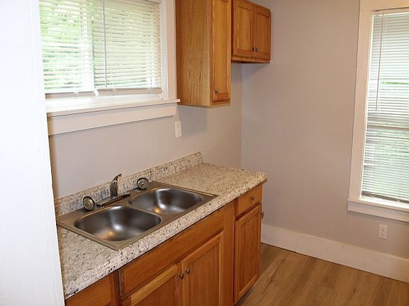 4th image of 854 La Salle St