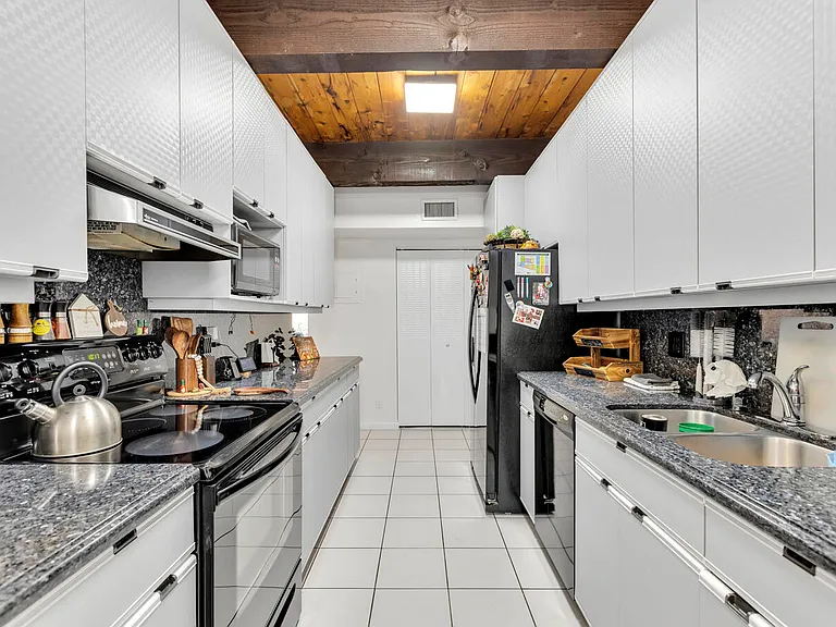 720 E Coco Plum Cir #5 — Photo 4