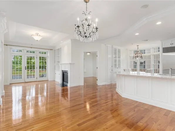 1404 South County Trl #102, East Greenwich, RI 02818