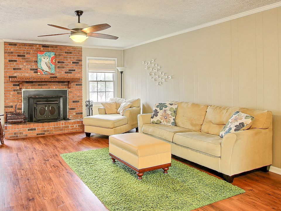 Living room with fireplace 