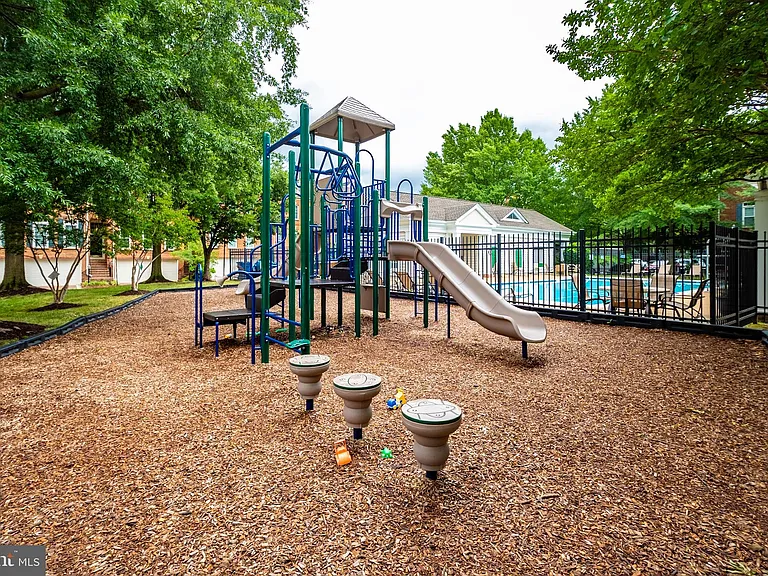 1639 Hunting Creek Dr #B — Photo 38