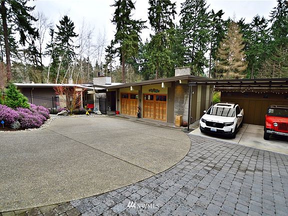2nd image of 811 62nd Ave NE