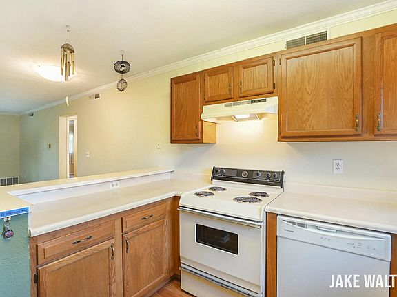 3rd image of 3322 Devonwood Hls NE APT B