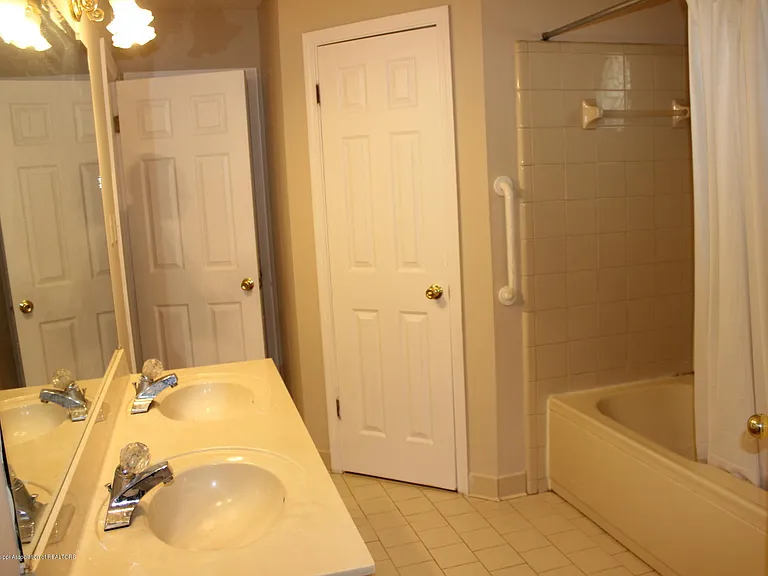 7090 Greenbriar Dr — Photo 8