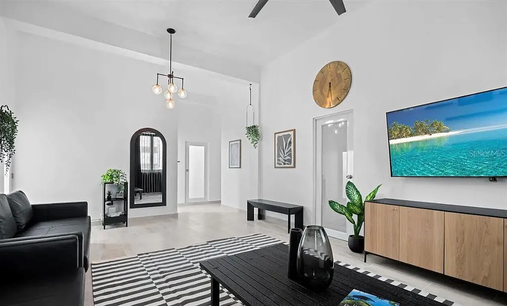 3 bed, 1.0 bath, 1200 sqft, $2,500 — Photo 4
