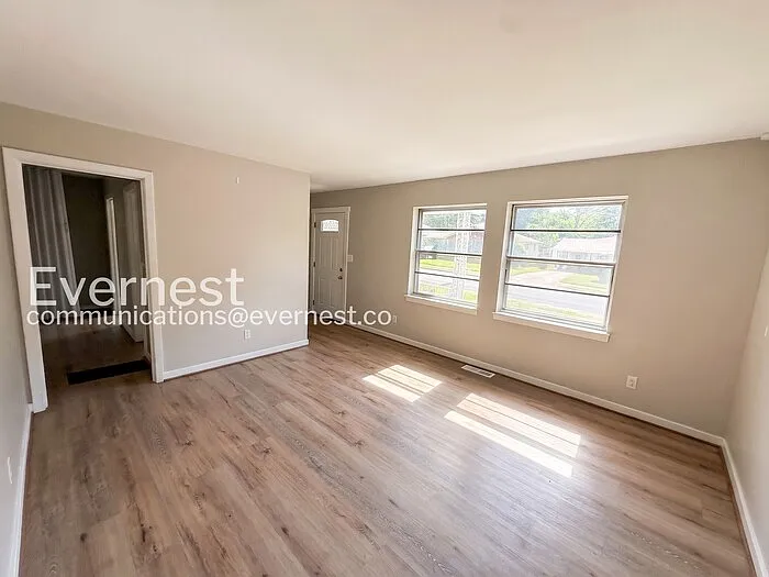 3 bed, 1.0 bath, 900 sqft, $1,125 — Photo 2