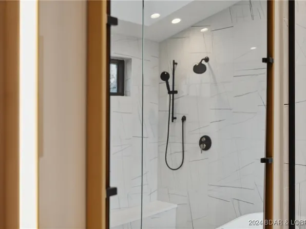 905 Via Appia Dr, Sunrise Beach, MO 65079