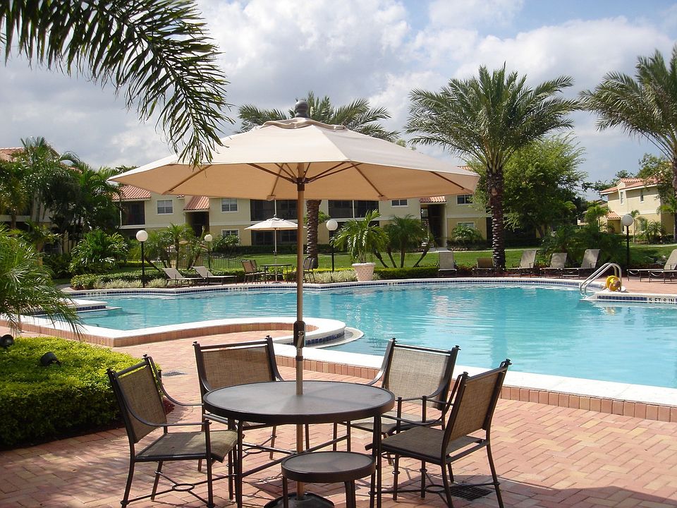 CLUB HOUSE