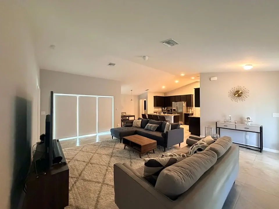 1220 NE 11th Ter