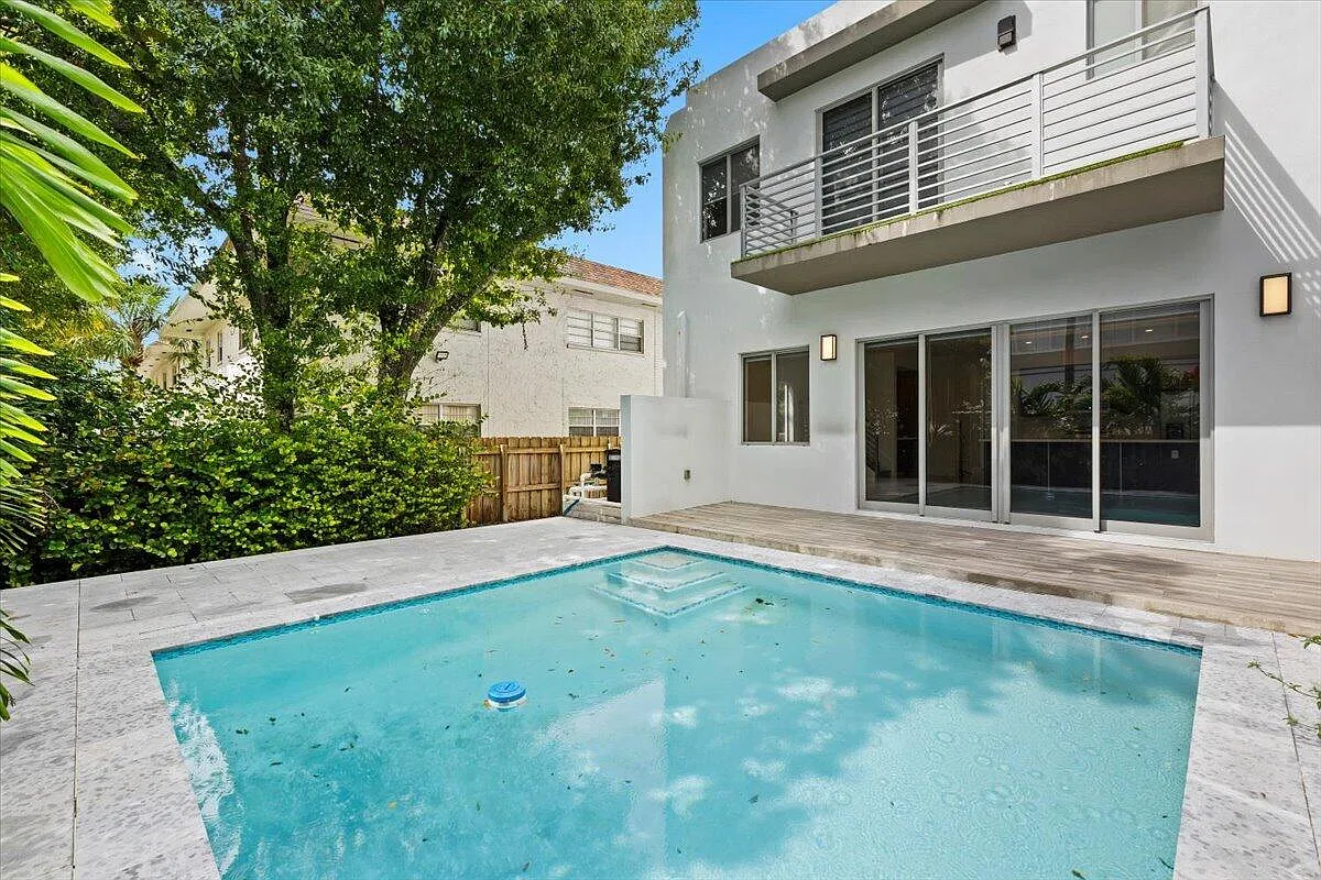 Great Location & Modern! — Photo 2