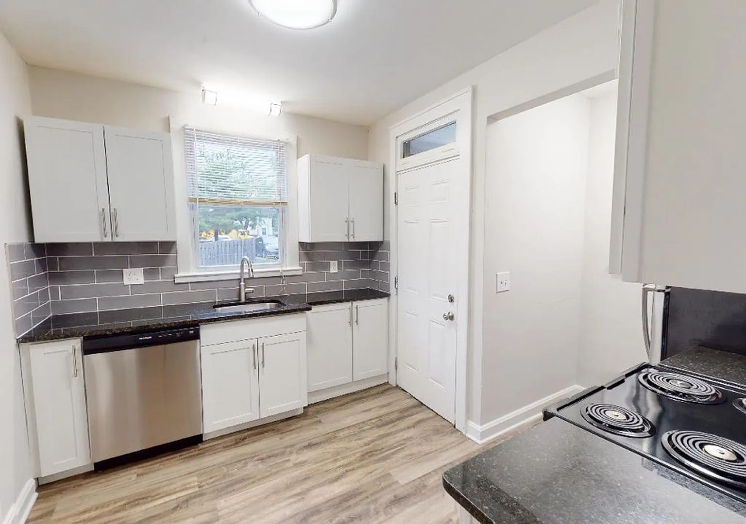 3 Bedrooms, 1 Full Bathroom + 2 Free Off-Street Parking Spaces Beautiful Campus Property Availabl... — Photo 3