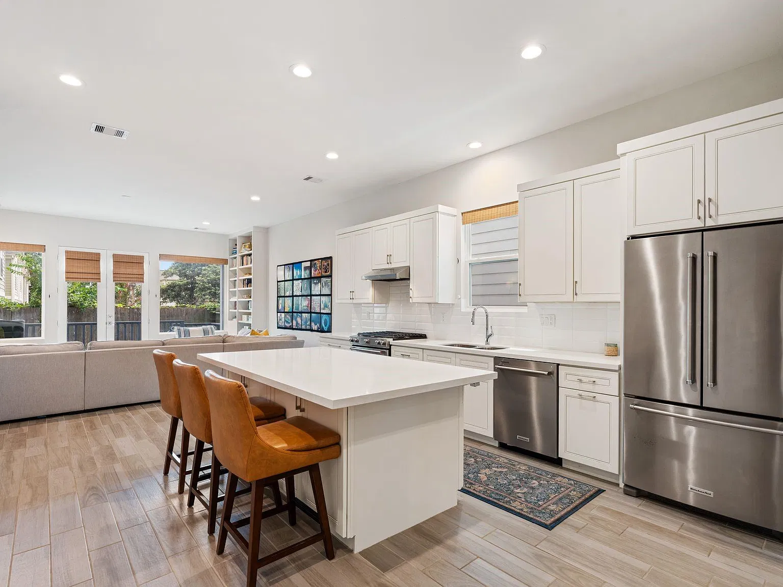 3 bed, 2.5 bath, 2585 sqft, $3,200 — Photo 4