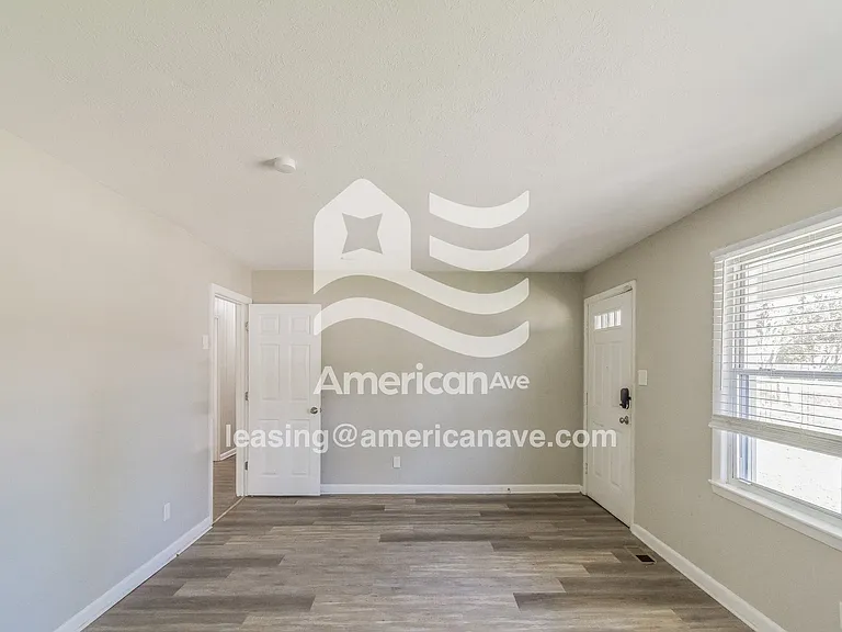 92650_002_wm_-_living_room_13208536.jpg