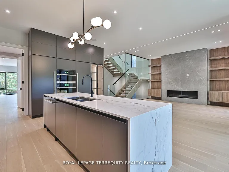 741 Woburn Ave — Photo 11